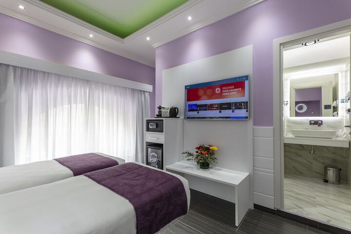 Room 42 of 142