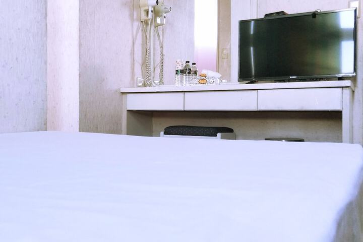 Room 4 of 18