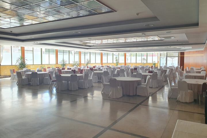 Ballroom/Hall 17 of 27