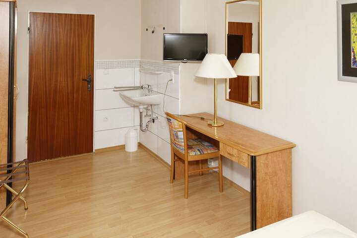 Room 43 of 81