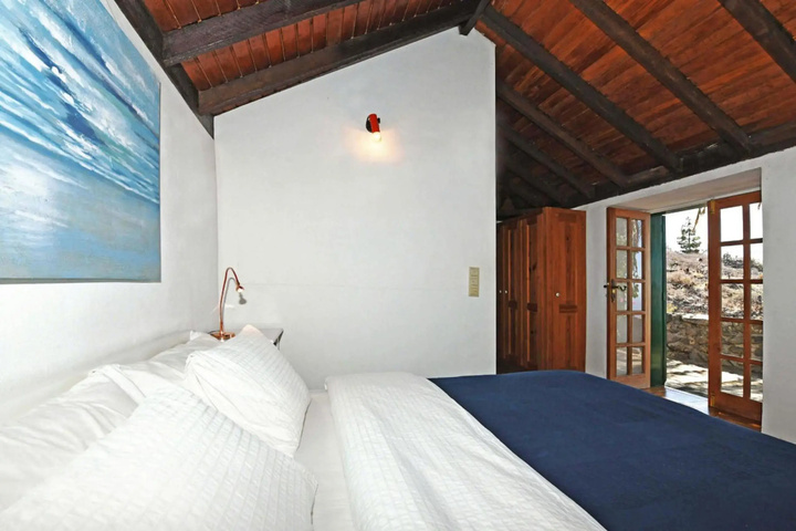 Room 2 of 10
