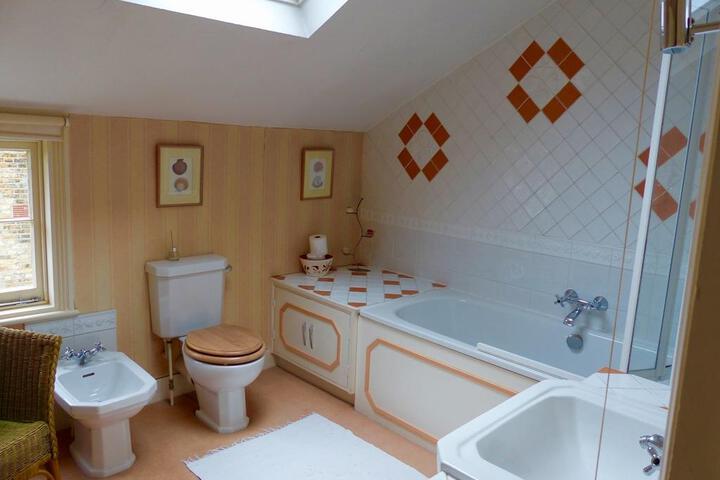 Veeve Traditional 5 Bed House Orlando Road Clapham
