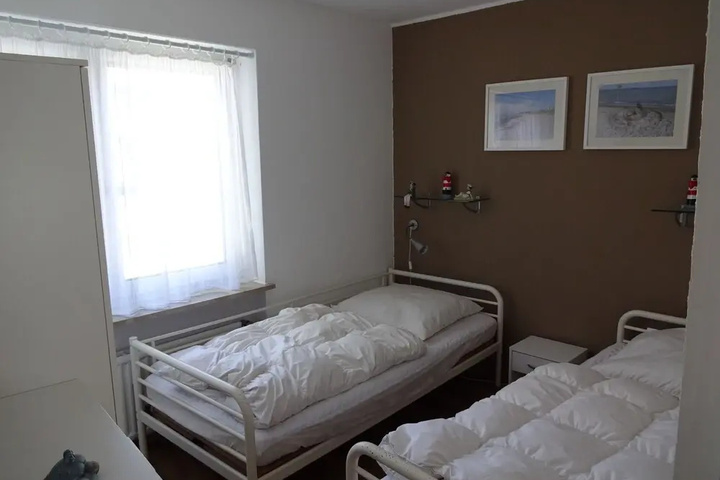 Room 4 of 12