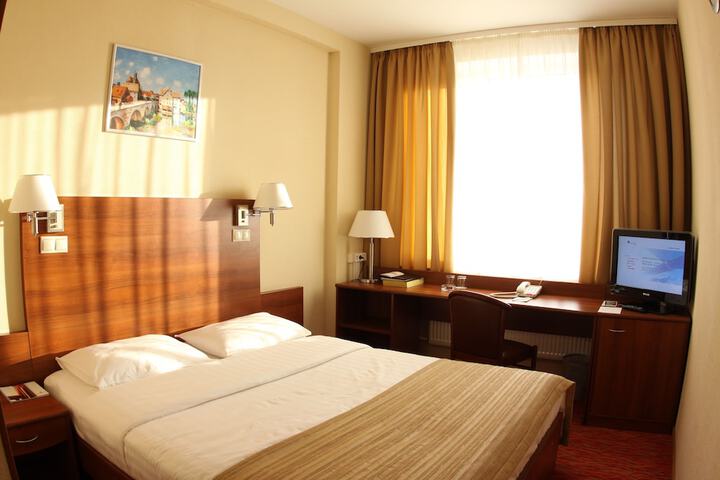 Room 5 of 115