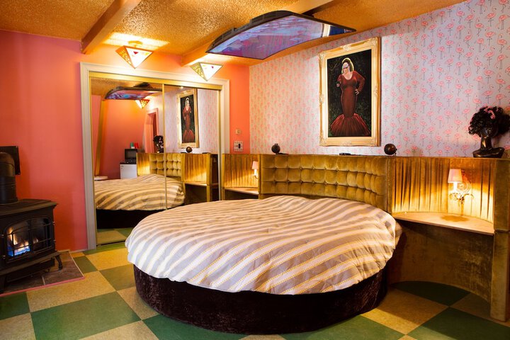 Room 4 of 77