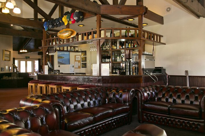 Lounge 41 of 52