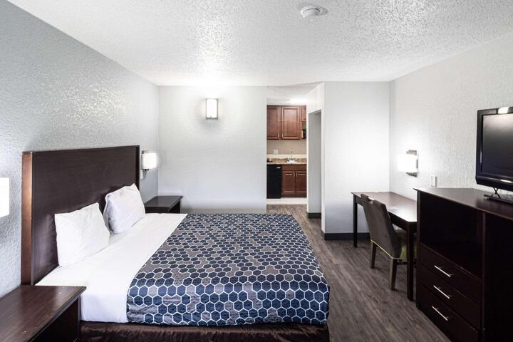 1 Queen Bed Accessible (22 of 25)
