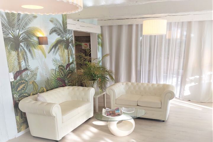 Lobby lounge