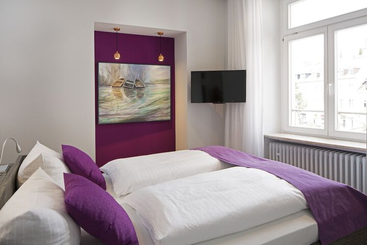 Room 10 of 32