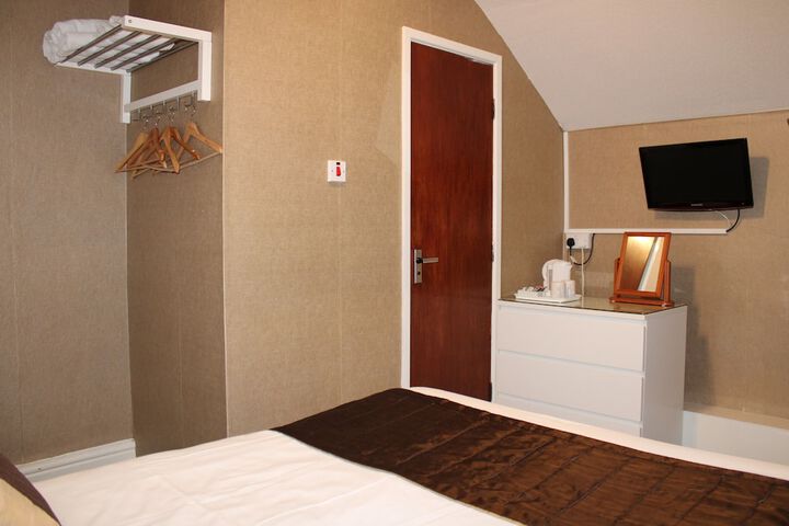 Room 17 of 34