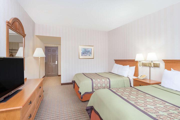 1 Queen Bed (5 of 13)