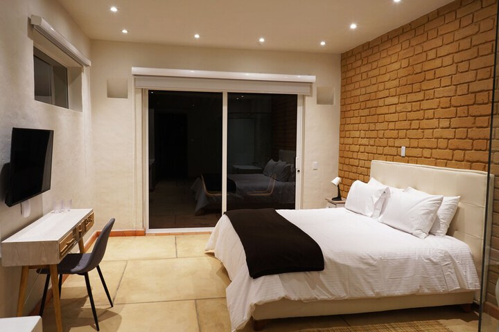 Room 6 of 77