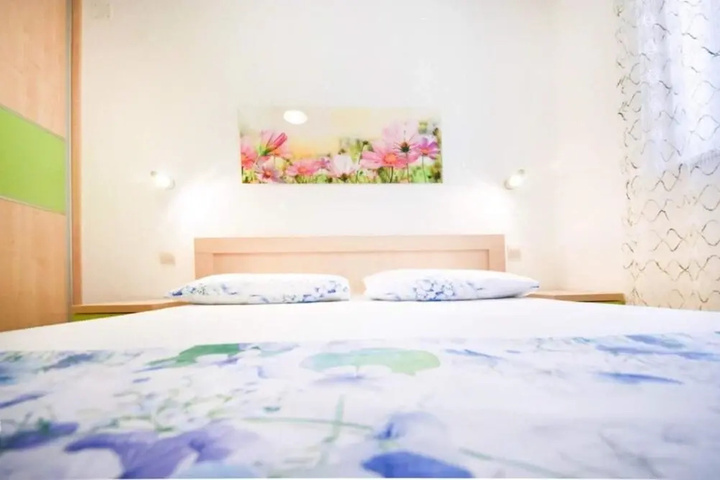 Room 4 of 12