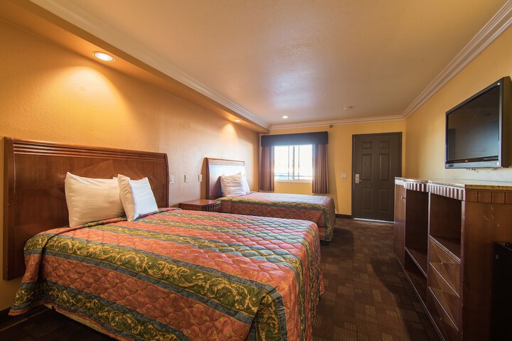 Double Deluxe King Bed (5 of 25)