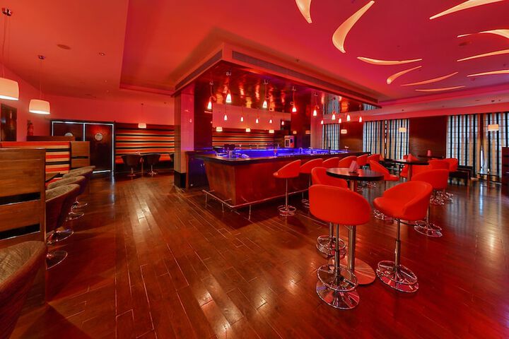 Lounge 30 of 36