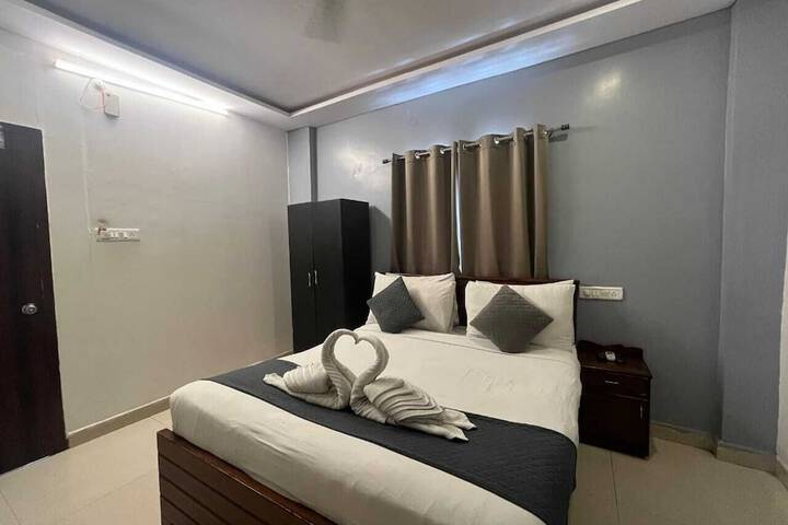 Room 4 of 8