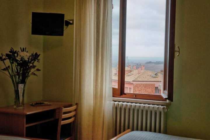 Room 12 of 37