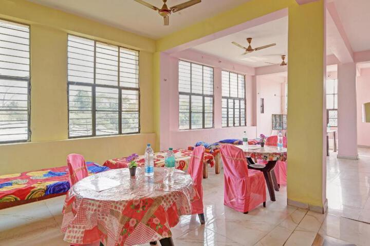 SPOT ON Red Rose Hotel & Banquet