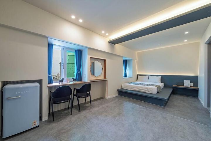Room 12 of 28
