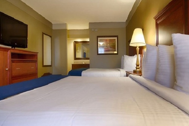 1 Queen Bed (13 of 23)