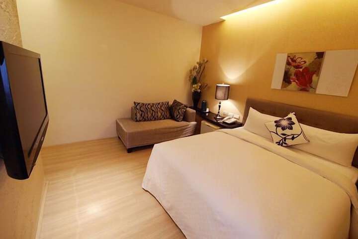 Room 11 of 28