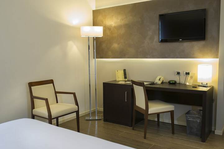 Room 5 of 100
