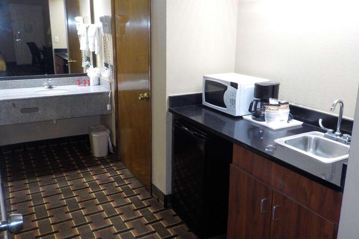 Suite 1 King Bed Room Sofa Bed Microwave and Refrigerator Work Desk Whirlpool Continental Breakfast (8 of 15)