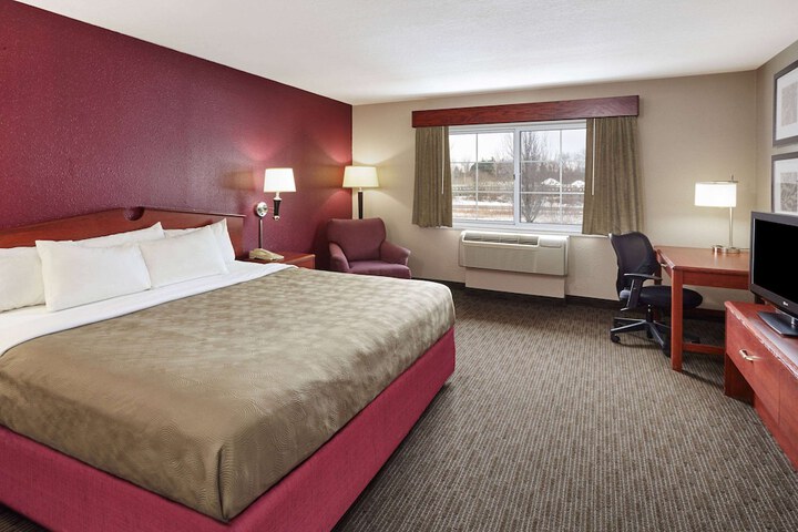 1 King Bed (1 of 8)