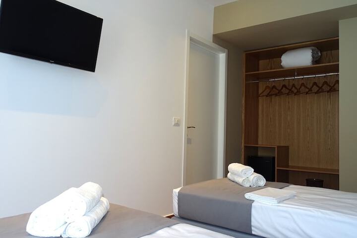 Room 5 of 94