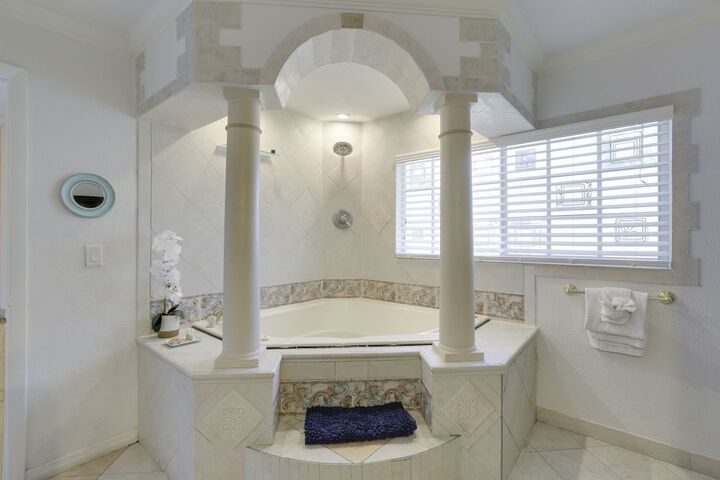 Deep soaking bathtub