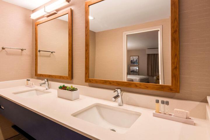Suite 1 King 2 Queen Beds 2 Bedrooms Microwave, Refrigerator WiFi Shower Only Full Breakfast (4 of 8)