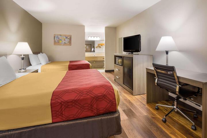 2 Queen Beds (1 of 7)