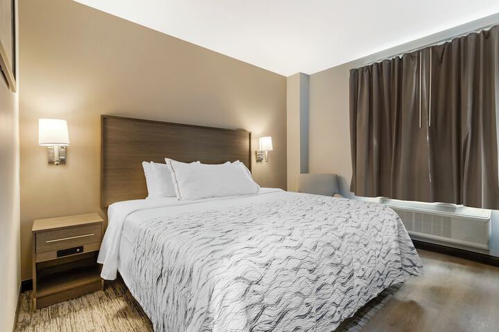 Deluxe King Bed (11 of 12)