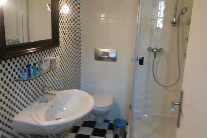 Room 6 of 12