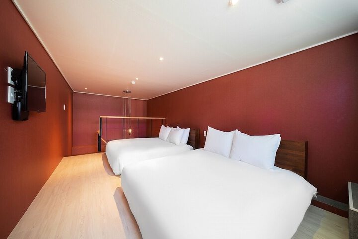 Room 28 of 153