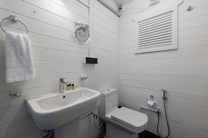 Room 12 of 19