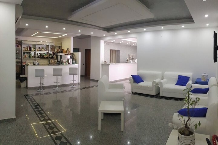 Lounge 54 of 73