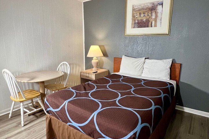 Room 4 of 18
