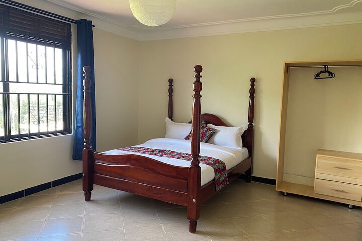 Room 5 of 12