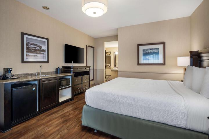 Accessible 1 King Mobility Accessible Bathtub Wet Bar Microwave and Refrigerator (15 of 20)