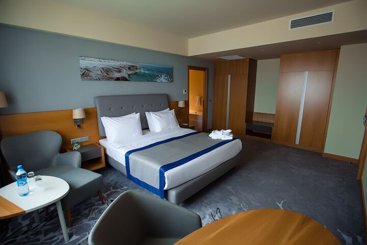 Room 4 of 84