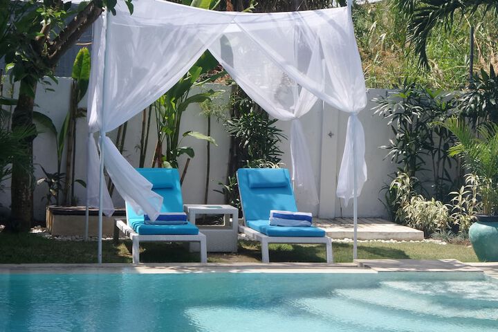 Hotel with Pool