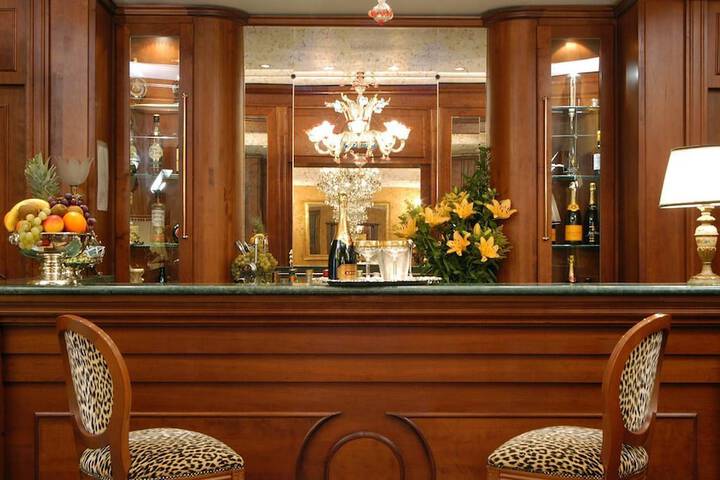 Lounge 51 of 62