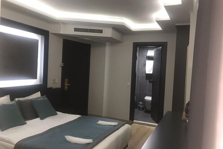 Room 9 of 12