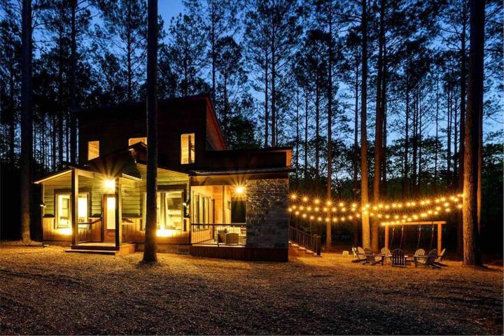 Exterior of Brand New Luxury 2 Bedroom with Loft and Spa Sleeps 10