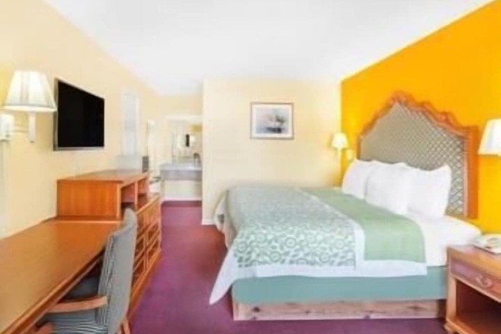 1 King Bed (4 of 9)