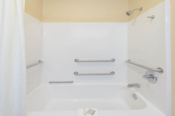 1 Queen Bed (10 of 13)