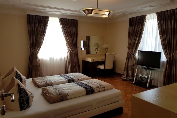 Room 4 of 30
