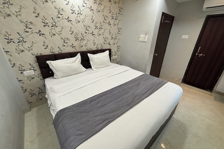 Room 6 of 16