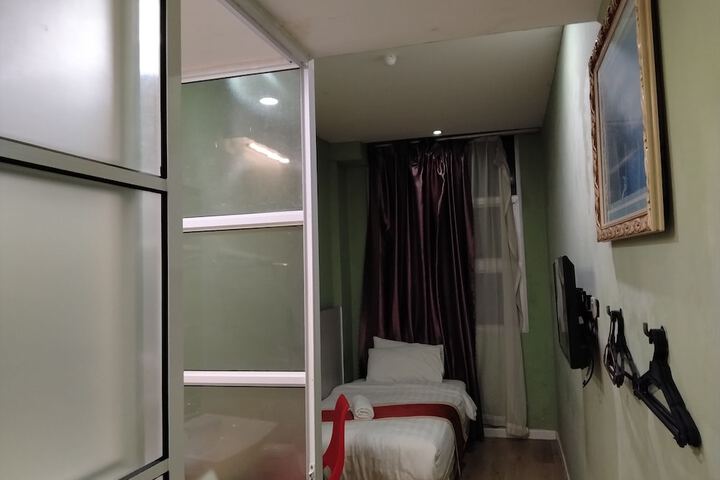 Room 38 of 66